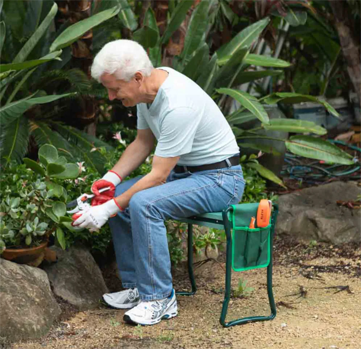 Giovanni Ricci - Molto utile inginocchiatore per il lavoro in giardino, ideale per chi ha difficoltà a chinarsi. Può essere usato anche come pratico sgabello.